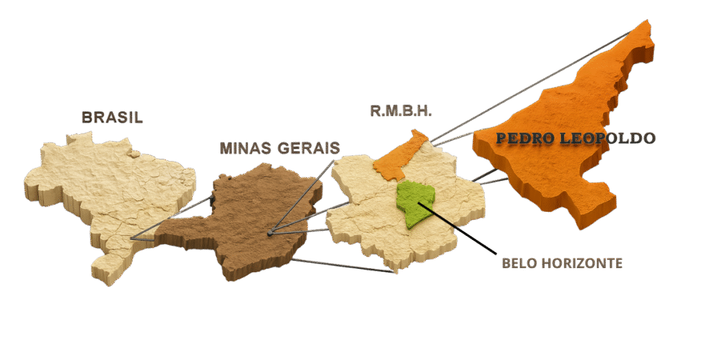 A imagem mostra uma representação tridimensional em relevo de mapas sobrepostos para indicar a localização de Pedro Leopoldo. À esquerda está o mapa do Brasil, em cor bege clara. À direita dele, o mapa de Minas Gerais, em marrom. Seguindo à direita, o mapa da Região Metropolitana de Belo Horizonte (R.M.B.H.), em bege mais claro, com Belo Horizonte destacado em verde e Pedro Leopoldo em laranja vivo. Linhas pretas e textos indicam a relação entre os mapas, mostrando a posição exata de Pedro Leopoldo dentro do estado e do país.